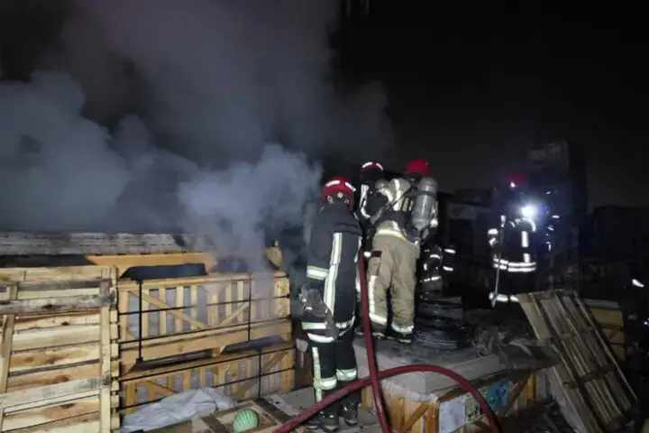 آتش‌سوزی مهیب در کارگاه نجاری قلعه‌میر؛ آتش‌نشان‌ها چگونه از فاجعه جلوگیری کردند؟