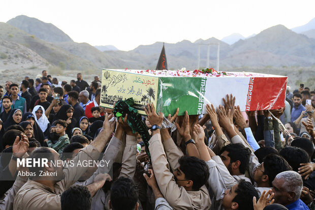 مردم جعفرآباد با اشک و احترام، پیکر شهید گمنام دفاع مقدس را بدرقه کردند