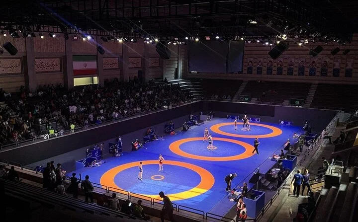 شور و هیجان بی‌سابقه در سالن کشتی پیش از دیدار سرنوشت‌ساز استقلال جویبار و بانک شهر + فیلم