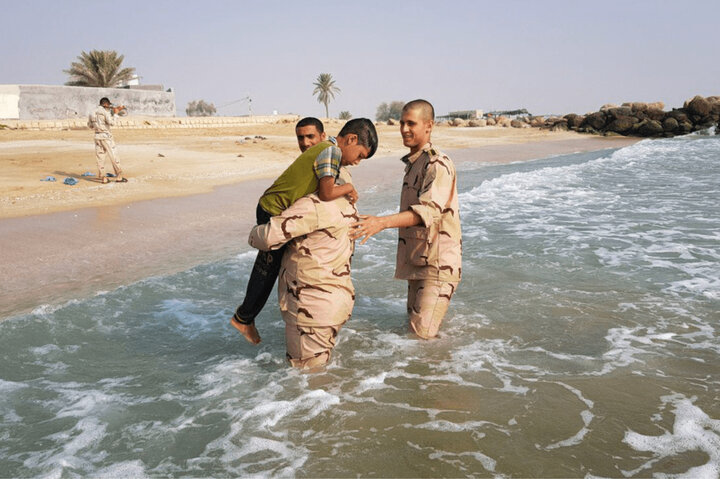 نجات معجزه‌آسای ۴ نفر توسط مرزبانان شجاع بندرعباس در لحظه‌ای سرنوشت‌ساز