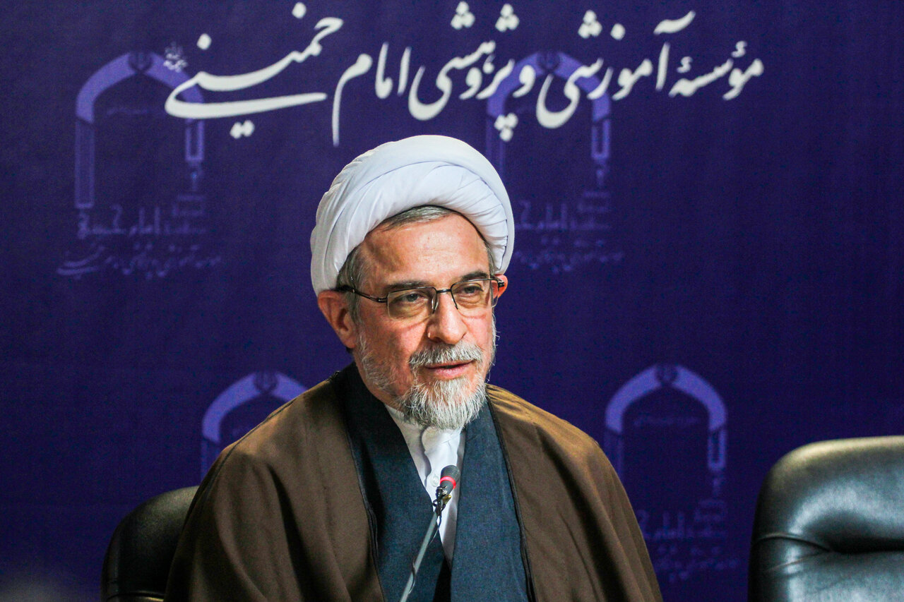 انقلاب اسلامی در جهانی فرو رفته در ظلمت، نور احیای دین را برافروخت