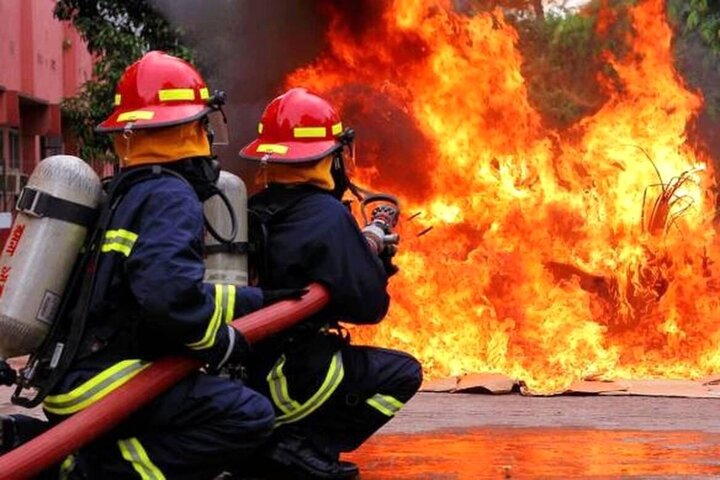 آتش‌سوزی مهیب انبار ضایعات در تل‌سیاه؛ مهار در عملیاتی نفس‌گیر سه ساعته