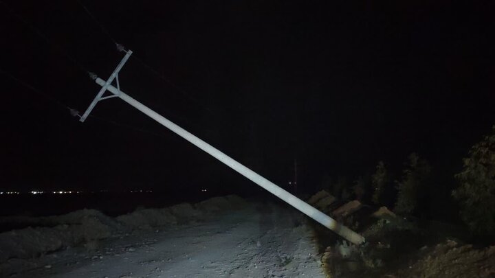 سقوط بی‌سابقه چهارمین پایه برق در کاشان؛ راننده متواری و برق مرغداری قطع نشد!