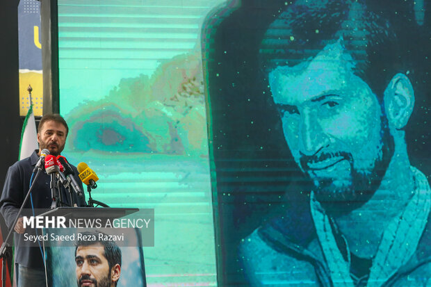 از قِبَل دعای مادرم سجاد شدم/ رونمایی کتاب را به نام مادرم برگزار کنید