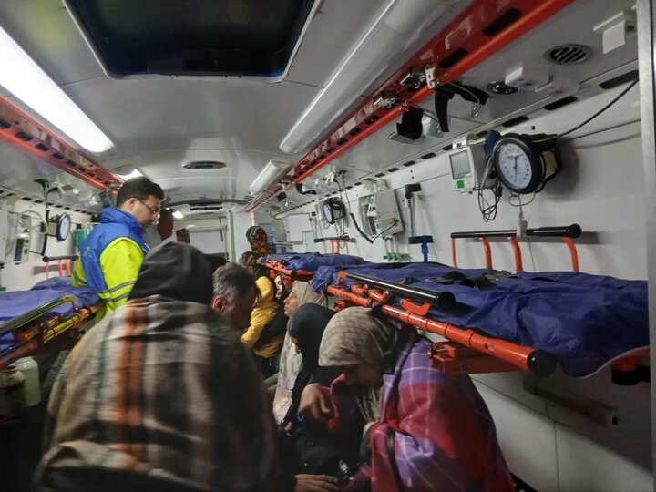 واژگونی هولناک اتوبوس در کمربندی شرقی بیستون با ۲۵ مجروح!