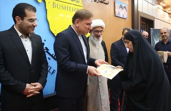 مراسم باشکوه تکریم ۱۰۰ مادر شهید در بوشهر؛ لحظاتی پر از احساس و تجلیل از ایثارگری‌ها