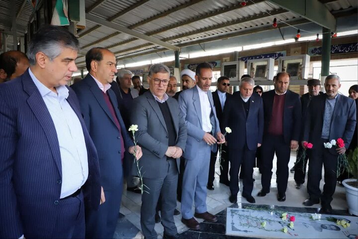 وزیر میراث فرهنگی با حضور در گلزار شهدای خمین، روح ایثار را زنده کرد!
