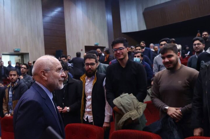 قالیباف در دانشگاه فردوسی مشهد؛ لحظه‌ای که دانشجویان نخبه با رئیس مجلس گفتگو کردند