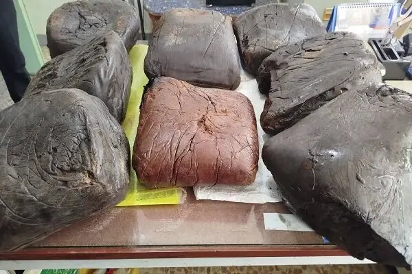 کشف بی‌سابقه ۸۷ کیلوگرم تریاک در تریلی کاشان؛ قاچاقچیان در دام پلیس افتادند!