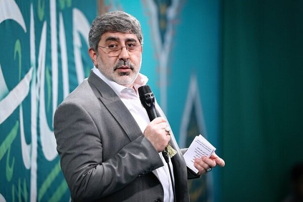 محمدرضا طاهری با صدایی دلنشین در حسینیه چهارده معصوم به مدیحه‌سرایی می‌پردازد