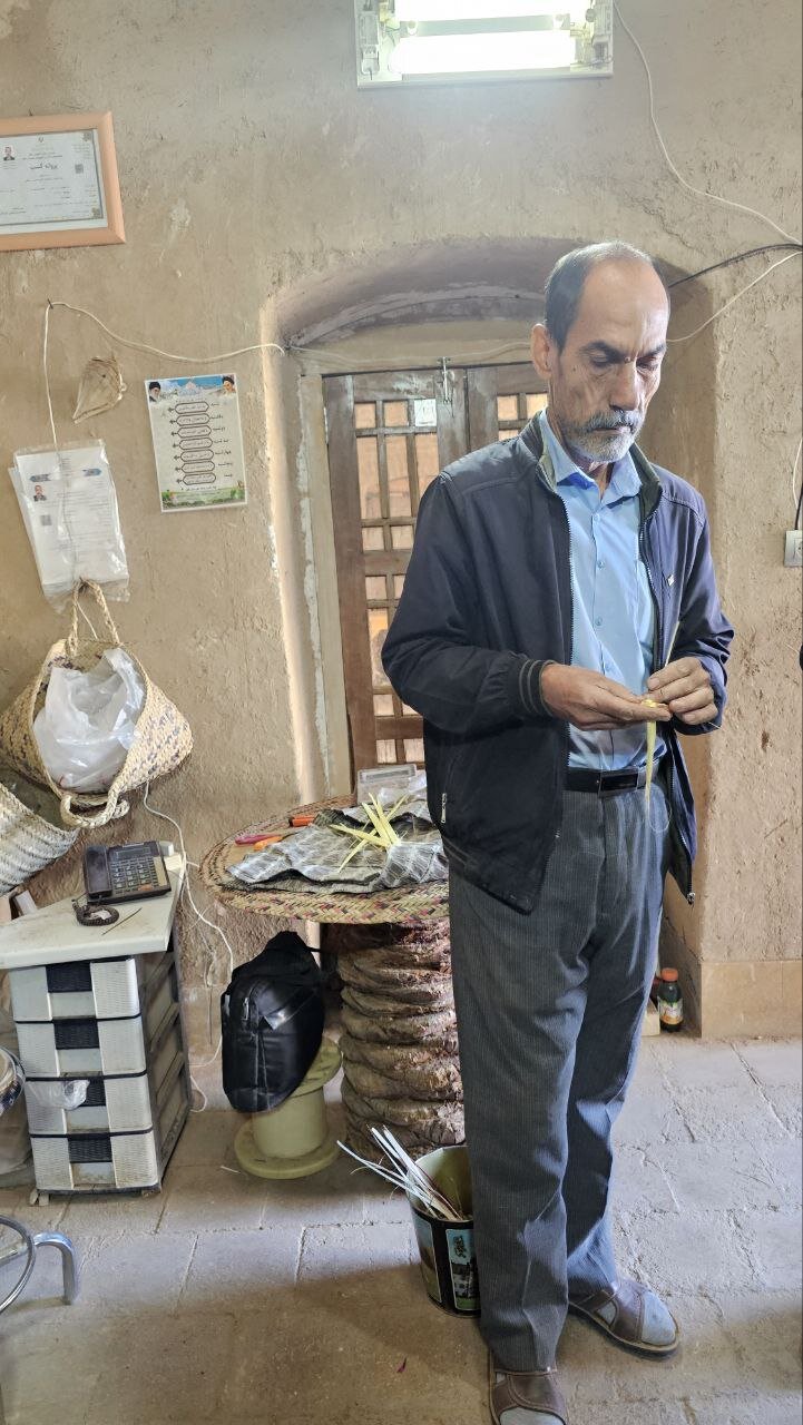 خلاقیت هنرمندان بافقی به کمک حصیربافی آمد