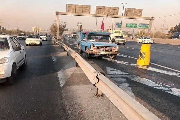 تعمیر فوری گاردریل‌های آسیب‌دیده در بزرگراه آزادگان