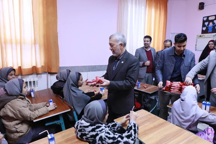 اسدی:۴۰نوبت شیر برای بیش از ۸۰۰هزار دانش‌آموز خراسان رضوی توزیع می شود