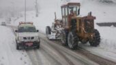 برف‌روبی در گردنه‌های مواصلاتی شهرستان سنقروکلیایی