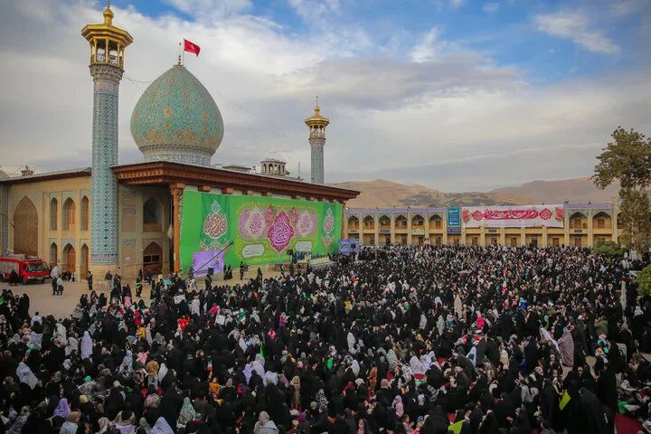 حماسه آفرینی بانوان شیرازی در گردهمایی عفاف و حجاب حرم شاهچراغ