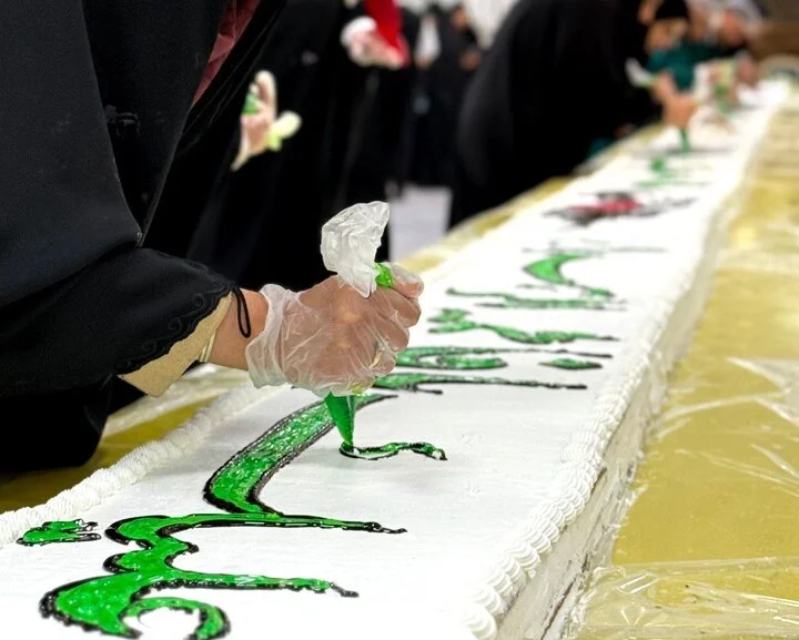 تصاویر دیدنی از تهیه کیک ۷۰ متری ویژه میلاد حضرت زهرا(س) در حرم رضوی که همه را شگفت‌زده کرد!