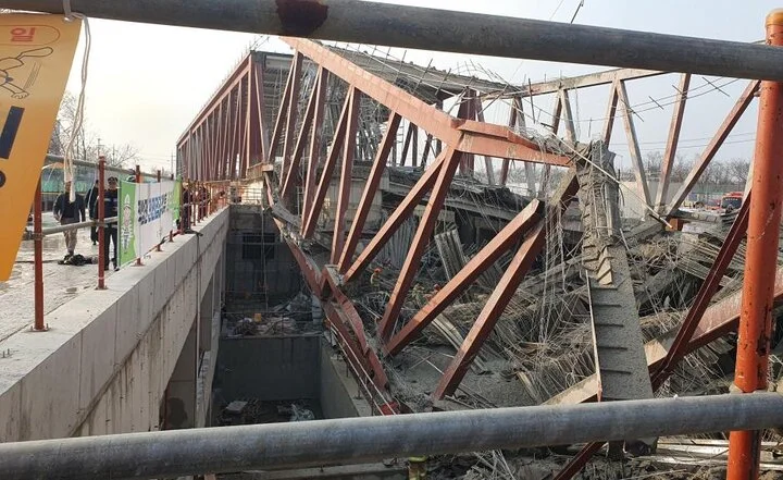 حادثه دلخراش در گوانگجو؛ دو کارگر زیر آوار سازه فولادی گرفتار شدند