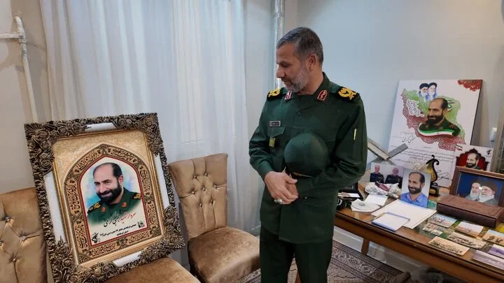دیدار گرم فرمانده لشکر ۲۹ نبی اکرم با خانواده شهید کرمی؛ روایت صمیمانه از رشادت‌ها