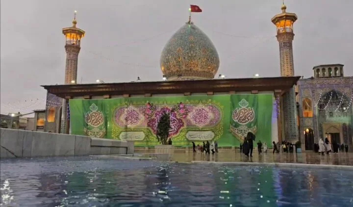 باران رحمت الهی چگونه صحن حرم شاهچراغ(ع) را زنده کرد؟
