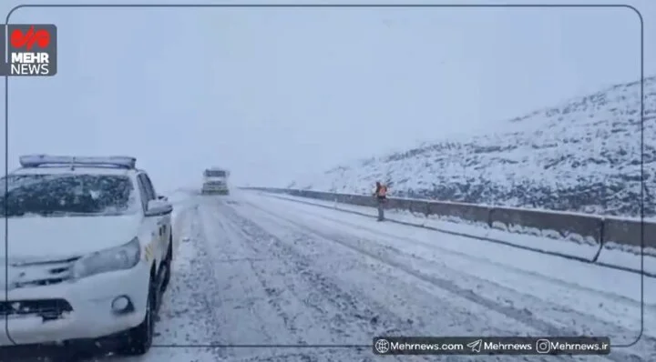 بارش بی‌سابقه برف در محور ازنا – اراک، تردد را مختل کرد!