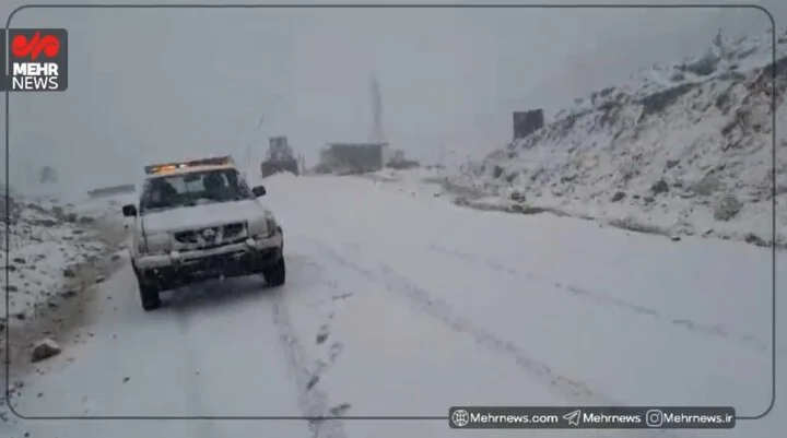 عملیات نفس‌گیر برف‌روبی گردنه «گله مویه» الیگودرز در سرمای شدید!