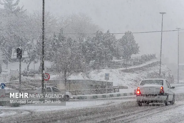 مه غلیظ و لغزندگی شدید جاده‌های کهگیلویه و بویراحمد را فلج کرد؛ جاده یاسوج-چرام همچنان مسدود است!