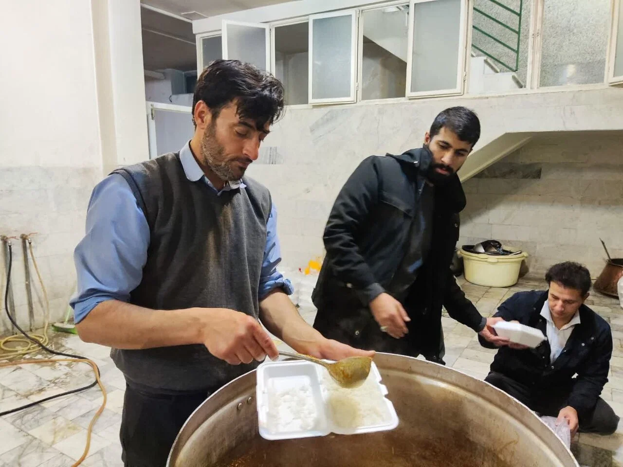 پخت و توزیع ۵۰۰ پرس غذای گرم در کامیاران