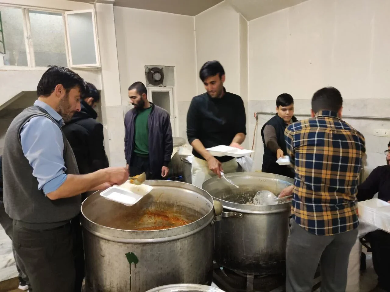 پخت و توزیع ۵۰۰ پرس غذای گرم در کامیاران