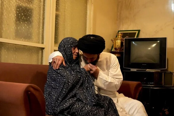 تصویری تأثیرگذار از دست‌بوسی مادر توسط آیت‌الله عاملی در روز گرامیداشت مقام مادر