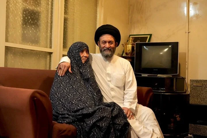 پاسداشت مقام مادر؛ دستبوسی آیتالله عاملی در آغوش مادر