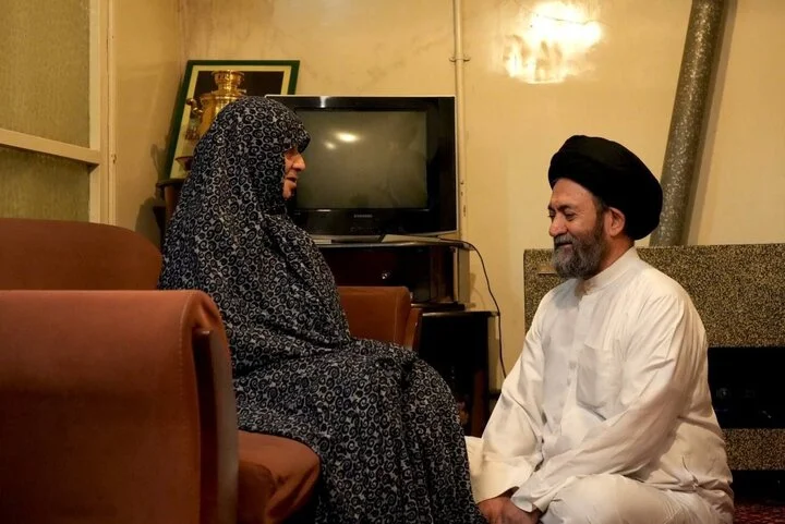 پاسداشت مقام مادر؛ دستبوسی مادر توسط آیتالله عاملی