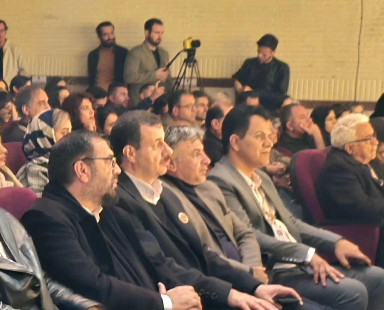 استقبال مسئولان از اجرای نمایش «تاسانن» در جشنواره تئاتر کُردی سقز