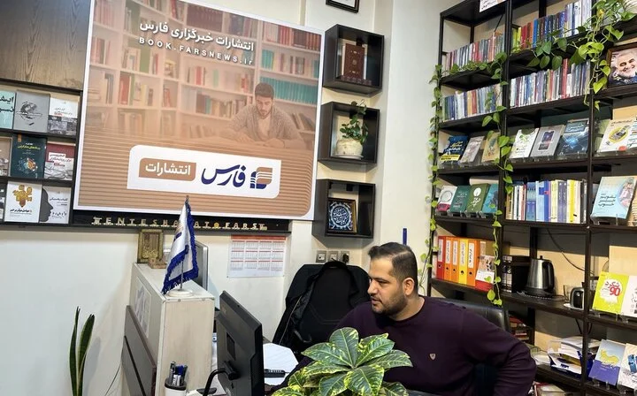 چرا کتاب‌های هوش مصنوعی در فروشگاه رسانه‌ای انقلاب غوغا می‌کنند؟