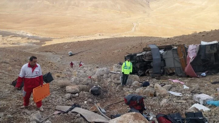 تصادف وحشتناک اتوبوس تهران-یاسوج در گردنه ایلان دره سمیرم؛ چند مصدوم در جاده تنگ خشک