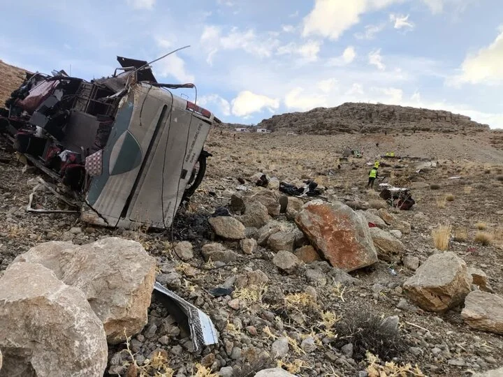 واژگونی دلخراش اتوبوس در محور اصفهان–یاسوج؛ ۳ کشته و ۱۵ مصدوم در لحظه‌ای بی‌توجهی راننده!