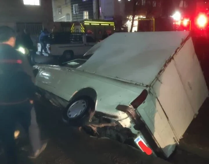 فروکش ناگهانی زمین در شهرک ولیعصر؛ ۳ خودرو در عمق خاک گرفتار شدند!