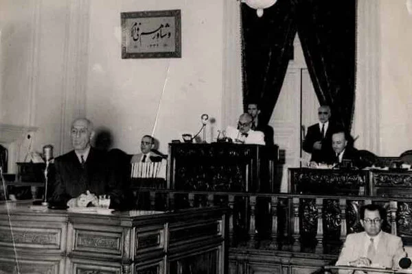 لحظه‌ای که دکتر مصدق با «شهادتین» مخالفت خود با سلطنت رضاخان را در مجلس فریاد زد!