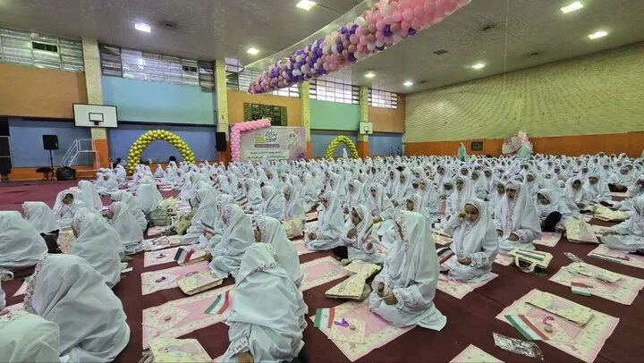 جشن تکلیف باشکوه ۱۲۰۰ دختر شیرازی همزمان با ولادت حضرت زهرا برگزار شد
