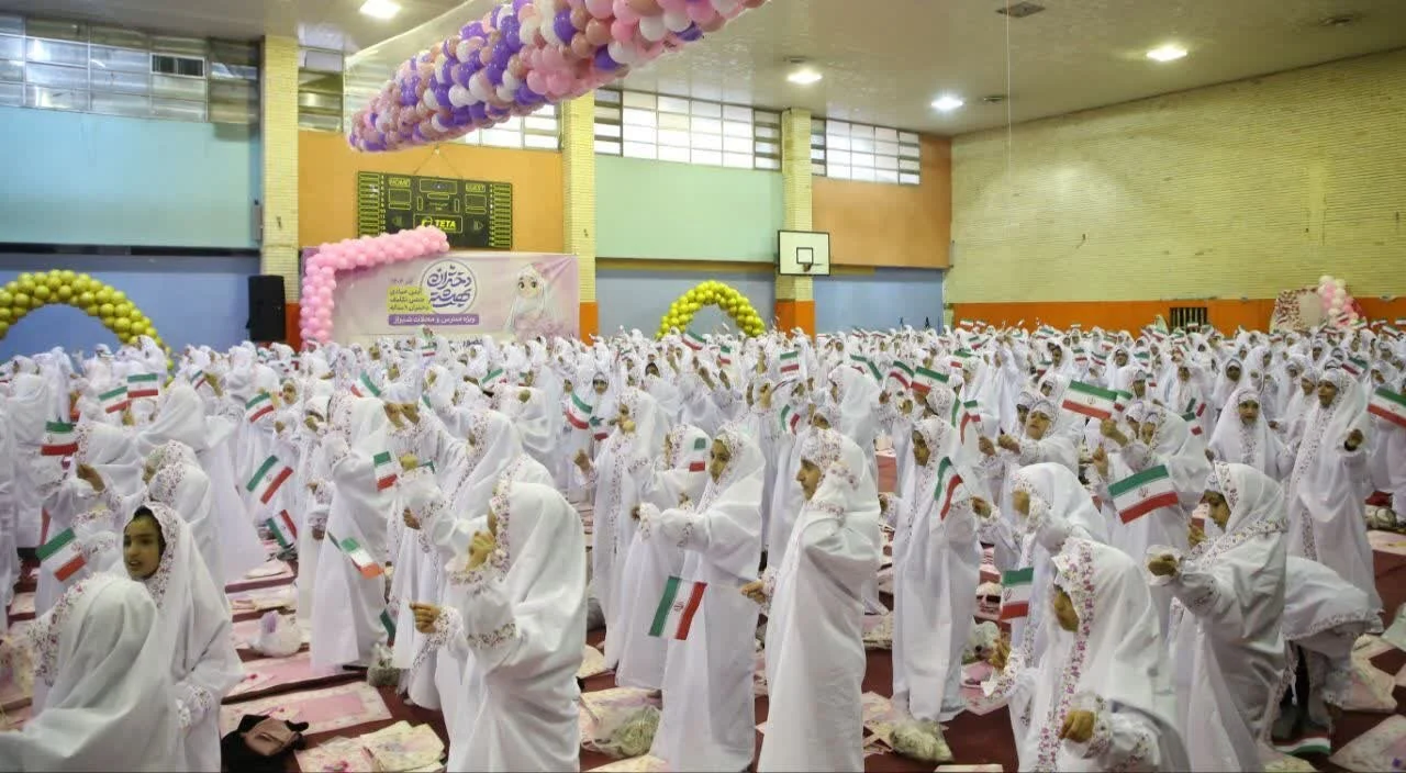 جشن تکلیف ۱۲۰۰ نفره دختران در شیراز برگزار شد