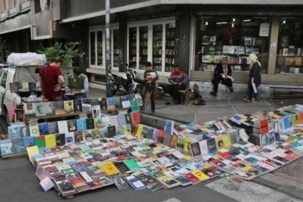 جلسه محرمانه برای ساماندهی فروش کتاب و دست‌فروشان خیابان انقلاب کلید خورد!