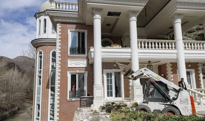 پایان تخریب ابر ویلای میلیاردی در حاشیه رود کرج؛ کوه هم تراشیده شده بود!