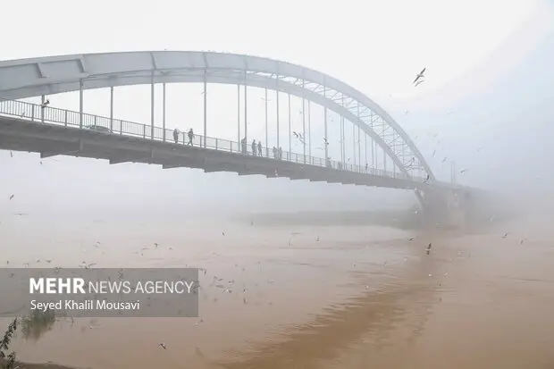 مه گرفتگی سنگین در اهواز همچنان نفس شهر را می‌گیرد!