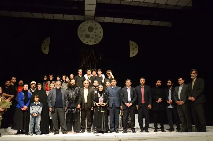 نمایش «کُنگلومرا» در تالار ماه لرستان با استقبال بی‌سابقه به پایان رسید