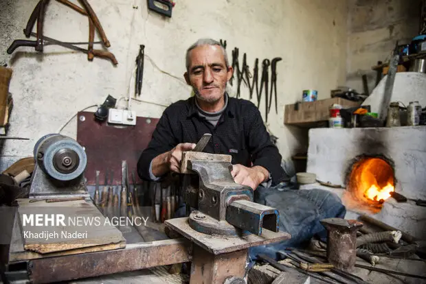 چاقوسازی ۲۰۰ ساله حسن‌رباط؛ هنری که هنوز با چکش و کوره زنده است