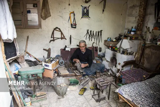 چاقوسازی ۲۰۰ ساله حسن‌رباط؛ هنری که هنوز با چکش و کوره زنده است