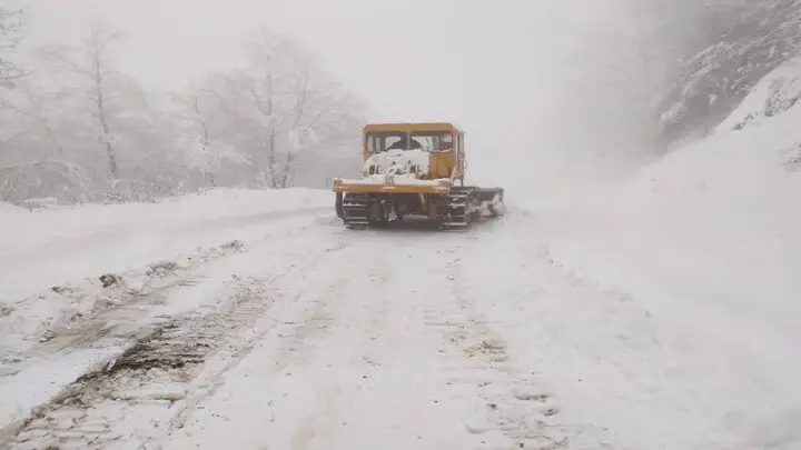 مسدود شدن راه ارتباطی ۱۳ روستا در خراسان رضوی؛ تلاش‌های شبانه‌روزی برای بازگشایی ادامه دارد