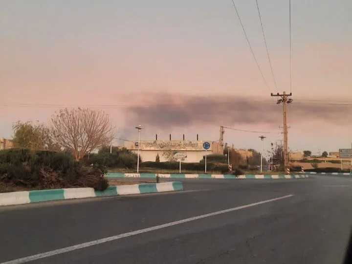 حریق مهیب انبار پالت چوب در یزد در زمانی کوتاه مهار شد؛ دود غلیظ آسمان را فرا گرفت