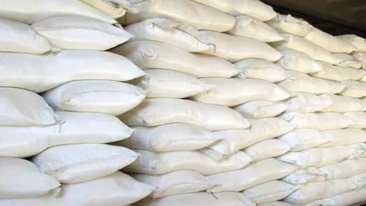 تلاش نفس‌گیر برای حفظ حمل آرد در هرمزگان زیر باران و سیلاب‌های بی‌امان!