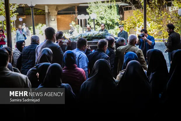 پیکر اشرف بروجردی در حرم عبدالعظیم حسنی با حضور چهره‌های سیاسی تشییع شد