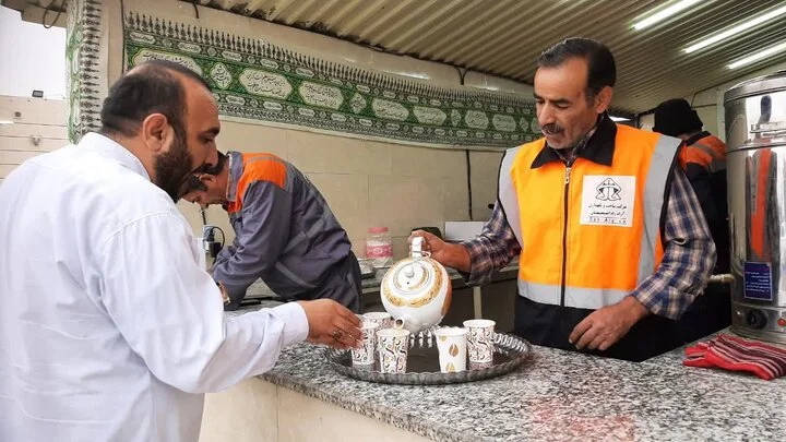 اجرای طرح ویژه «توقف، حرکت» در آزادراه کاشان-نطنز-اصفهان با پذیرایی ویژه از رانندگان